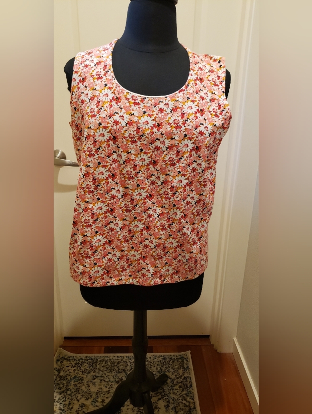 Liz Claiborn Floral Scoop Neck Tank Top in Pink Daisy Print - Picture 2 of 11